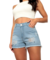 Modelo usando shorts jeans feminino com detalhes rasgados, ideal para conforto e estilo.