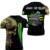 Camiseta com estampa do Exército Brasileiro, apresentando detalhes em camuflagem e o símbolo da bandeira do Brasil.