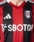 camisa-reserva-fora-número-ii-2-dois-fulham-fc-2024-2025-24-25-adidas-preto-vermelho-listras-verticais-gola-v-contra-omnibus-listras-adidas-mangas-pretas-escudo-clube-logotipos-patrocinio-sbotop-tradicional-5