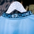 camisa-manchester-city-titular-home-kit-casa-número-i-1-um-2024-25-24-25-puma-0161-design-azul-celeste-faixas-diagonais-codigo-manchester-escudo-tradicional-logo-puma-branco-patrocinio-master-etihad-branco-importti-mantos-5