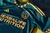 camisa-la-galaxy-número-ii-away-fora-2024-2025-24-25-homenagem-1996-base-mystery-green-verde-mangas-zigue-zague-amarelo-vermelho-logo-adidas-amarelo-patrocinio-herbalife-amarelo-escudo-vazado-amarelo-3