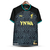 camisa-liverpool-lebron-james-2024-25-24-25-nike-preta-preto-mosaico-cinza-frases-ynwa-strive-for-greatness-detalhes-dourado-azul-celeste-escudo-liver-bird-importti-mantos-1