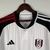 camisa-titular-home-casa-número-i-1-um-fulham-fc-2023-2024-23-24-adidas-branca-branco-gola-preta-botão-listras-ombros-escudo-tradicional-design-classico-tom-sobre-tom-vermelho-preto-sbotop-nuca-listras-coloridas-4