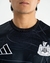 camisa-pré-jogo-número-ii-2-dois-newcastle-united-2024-2025-24-25-adidas-preto-detalhes-brancos-logo-adidas-preto-escudo-tradicional-3