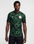 camisa-reserva-fora-away-número-ii-2-dois-nigeria-2024-25-24-25-nike-uniforme-selecao-nigeriana-comunidades-criativas-verde-escuro-padrao-grafico-texturizado-detalles-laterais-verde-limao-escudo-swoosh-branco-3