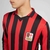 camisa-especial-125-anos-aniversário-milan-2024-2025-24-25-puma-special-kit-listras-rubro-negras-anos-50-mangas-longas-punhos-vermelhos-gola-polo-preta-escudo-original-milan-1899-diavoletto-ac-milan-125-escudo-estilizado-nuca-3