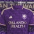 camisa-orlando-city-número-i-home-casa-2024-2025-24-25-roxo-roxa-padrao-parede-tijolo-faixas-laterais-douradas-3-listras-manga-dourada-escudo-tradicional-logo-adidas-dourado-patrocinio-orlando-health-dourado-3