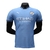 camisa-manchester-city-titular-home-kit-casa-número-i-1-um-2024-25-24-25-puma-0161-design-azul-celeste-faixas-diagonais-codigo-manchester-escudo-tradicional-logo-puma-branco-patrocinio-master-etihad-branco-importti-mantos-modelo-jogador