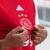 camisa-titular-home-casa-número-i-ajax-2023-2024-23-24-adidas-branca-branco-faixa-vermelha-classica-escudo-centralizado-detalhes-gola-punhos-vermelhos-7