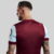 camisa-west-ham-titular-home-casa-número-i-1-um-2023-24-23-24-umbro-home-kit-vinho-azul-celeste-bolhas-hino-blowing-bubbles-gola-redonda-martelos-punhos-vinhos-4