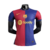 camisa-barcelona-número-i-home-casa-2024-2025-24-25-design-meio-a-meio-azul-marinho-bordo-vermelho-mangas-alternadas-escudo-tradicional-centralizado-logo-nike-e-spotify-dourado-modelo-jogador