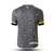 camisa-lille-número-iii-third-terceira-2024-2025-24-25-cinza-detalhes-amarelo-regiao-fladres-pentagonos-tons-cinza-gola-redonda-cinza-e-amarela-faixas-laterais-amarelo-nuca-escudos-antigos-logo-new-balance-amarelo-escudo-cinza-e-amarelo-3