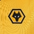 camisa-wolverhampton-wolves-titular-casa-número-i-1-um-2023-24-23-24-castore-home-kit-âmbar-amarela-amarelo-gola-v-preta-linhas-verticais-relevo-premier-league-importti-mantos-3