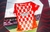 camisa-girona-número-i-home-casa-2024-2025-24-25-vermelho-vermelha-ondas-brancas-gola-redonda-vermelha-marca-puma-preta-escudo-tradicional-3