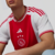 camisa-titular-home-casa-número-i-ajax-2023-2024-23-24-adidas-branca-branco-faixa-vermelha-classica-escudo-centralizado-detalhes-gola-punhos-vermelhos-6