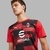 camisa-pré-jogo-rubronegra-vermelho-e-preta-ac-milan-2024-2025-24-25-escudo-tradicional-logo-puma-branco-patrocinio-football-detalhes-texturizados-3