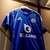 camisa-titular-home-casa-número-i-1-um-leicester-city-2024-2025-23-24-adidas-azul-gola-v-friso-laranja-pelagia-raposa-arcos-efeito-tiro-24-escudo-logo-bc-game-patrocinio-3