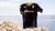 camisa-reserva-as-monaco-ii-away-fora-preta-e-dourada-2023-2024-design-mapa-do-principado-gola-em-v-com-detalhes-dourados-escudo-vazado-3