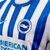 camisa-titular-casa-home-número-i-1-um-brighton-hove-albion-2024-2025-24-25-nike-branco-listras-azuis-gola-redonda-punhos-azuis-detais-amarelos-3