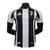 camisa-titular-casa-home-número-i-juventus-2024-2025-24-25-preto-preta-branco-listras-lunares-gola-redonda-paineis-laterais-escudo-logo-adidas-importti-mantos-modelo-jogador