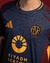 camisa-terceira-third-kit-número-iii-as-roma-2024-2025-24-25-adidas-azul-marinho-bordô-amarelo-escudo-retro-gola-redonda-textura-numeração-testaccio-importti-mantos-3