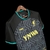 camisa-liverpool-lebron-james-2024-25-24-25-nike-preta-preto-mosaico-cinza-frases-ynwa-strive-for-greatness-detalhes-dourado-azul-celeste-escudo-liver-bird-importti-mantos-3