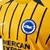 camisa-reserva-away-fora-número-ii-2-dois-brighton-hove-albion-2024-2025-24-25-nike-amarelo-linhas-verticais-azuis-gola-redonda-punhos-azuis-3