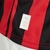 camisa-especial-125-anos-aniversário-milan-2024-2025-24-25-puma-special-kit-listras-rubro-negras-anos-50-mangas-longas-punhos-vermelhos-gola-polo-preta-escudo-original-milan-1899-diavoletto-ac-milan-125-escudo-estilizado-nuca-6