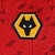 camisa-wolverhampton-fora-número-ii-2-dois-reserva-2023-24-23-24-castore-away-kit-vermelha-vermelho-geométrica-ibérica-escudo-oficial-logos-contraste-cinza-e-amarelo-wolves-premier-league-importti-mantos-4