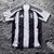 camisa-titular-casa-home-número-i-juventus-2024-2025-24-25-preto-preta-branco-listras-lunares-gola-redonda-paineis-laterais-escudo-logo-adidas-importti-mantos-3