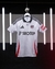 camisa-titular-home-casa-número-i-1-um-fulham-fc-2024-2025-23-24-adidas-branca-craven-cottage-arcos-vermelhos-gola-polo-preta-tradicional-tres-listras-pretas-detalhes-arquitetura-selo-especial-nuca-escudo-clube-patrocinio-sbotop-4