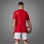 colecao-pré-jogo-arsenal-2023-2024-23-24-adidas-vermelho-tom-sobre-tom-detalhes-raio-vermelho-escuro-logo-arsenal-tradicional-logo-adidas-branco-patrocinio-emirates-fly-better-4