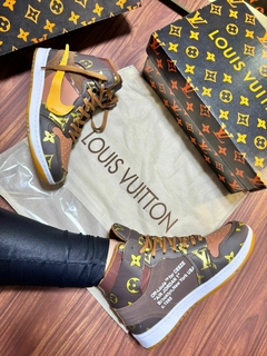 JD x LV Bota Café/Caramelo - comprar online