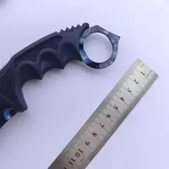 CUCHILLO KERAMBIT DISEÑO CALAVERA CON FILO FUNDA NEGRA PLÁSTICO RÍGIDO (A22-2)