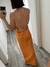 Vestido naranja espalda descubierta en internet