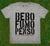 Camiseta cinza com a frase "BEBO FUMO PENSO" em destaque, declaração de "Socrates Brasileiro Sampaio de Souza Vieira de Oliveira" à revista Placar em 1986.