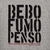 Camiseta cinza com a frase "BEBO FUMO PENSO" em destaque, declaração de "Socrates Brasileiro Sampaio de Souza Vieira de Oliveira" à revista Placar em 1986.