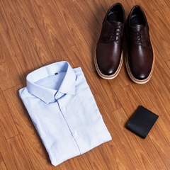 KIT Sapato Casual Masculino Couro Mogno + Camisa Mista Azul + Brinde Porta Cartão