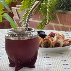 Mate torpedo de cuero y virola de alpaca cincelada. - BUDU MATES