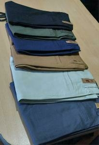 PANTALON DE GABARDINA CORTE CHINO en internet