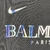 Detalhe da camisa preta do Paris Saint-Germain, com logo da Nike e lettering refletivo de Balmain.