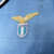 Camisa-Lazio-azul-claro-24-25-mizumo-gola-v-torcedor-detalhes-branco-preto