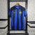 Camisa oficial do torcedor da Inter de Milão na temporada 2023/2024, em azul, com detalhes em preto e logos da Nike e da Paramount+