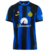 Camisa oficial do torcedor da Inter de Milão na temporada 2023/2024, em azul, com detalhes em preto e logos da Nike e da Paramount+