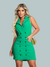 Vestido verde elegante com botões frontais, modelo ajustado com modelagem que definem sua silhueta.