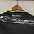 Vista traseira da camisa Botafogo 4 24/25, mostrando o logo da Reebok e detalhes gráficos em preto e amarelo.