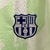 Emblema da camisa do Barcelona III 24/25, destacando as cores verde e azul.