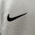 Logotipo da Nike bordado em uma camisa de torcedor feminina do Corinthians