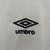 Logo da Umbro em uma camisa branca do Santos, modelo Torcedor Masculina 24/25.