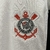 Emblema do Sport Club Corinthians Paulista em uma camisa feminina torcedor da coleção 24/25.